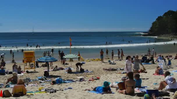 Wachmann beobachtet Schwimmer am Noosa-Strand — Stockvideo