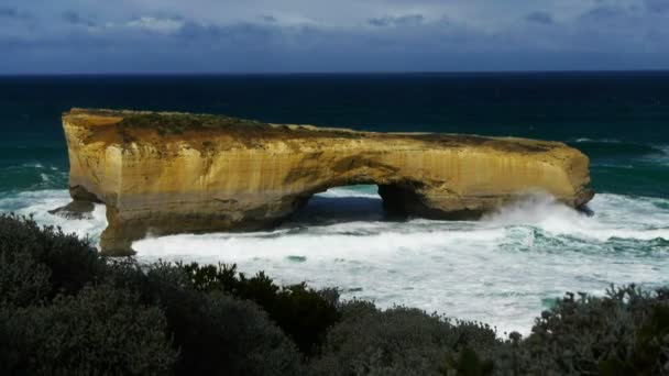 Limestone formation  on the great ocean road — Stock Video