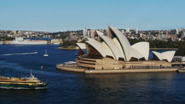 Erry berlayar melewati Sydney Opera House — Stok Video