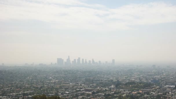 Los Angeles skyline badar i smogen — Stockvideo