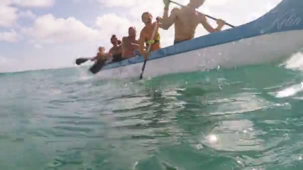 ハワイは ホノルル アメリカ合衆国アメリカの 2015 ワイキキで波をキャッチするアウトリガー カヌーを漕ぐ で記録されました — ストック動画