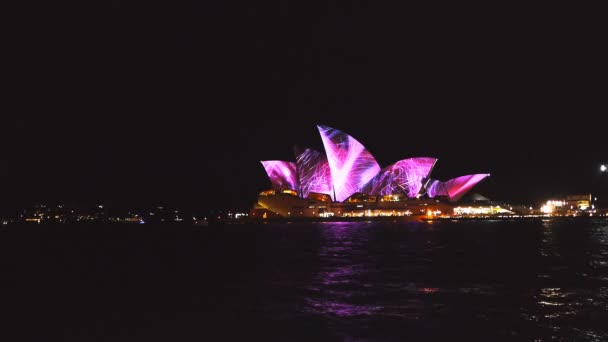 Sydney opernhaus beleuchtet mit — Stockvideo