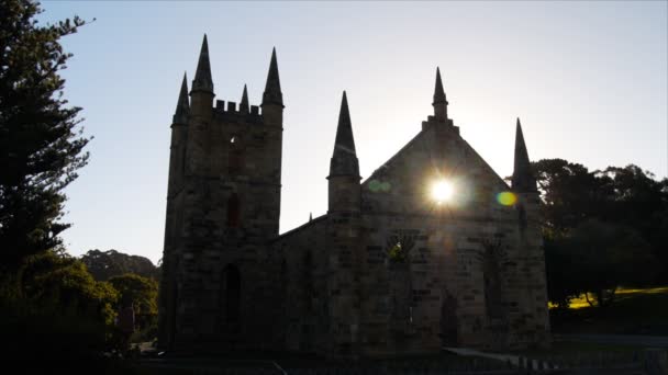 Ήλιος δύει πίσω από την εκκλησία — Αρχείο Βίντεο