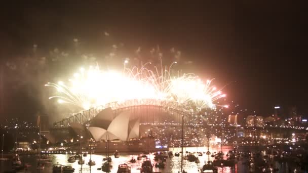 Vuurwerk op de Sydney Harbor Bridge — Stockvideo