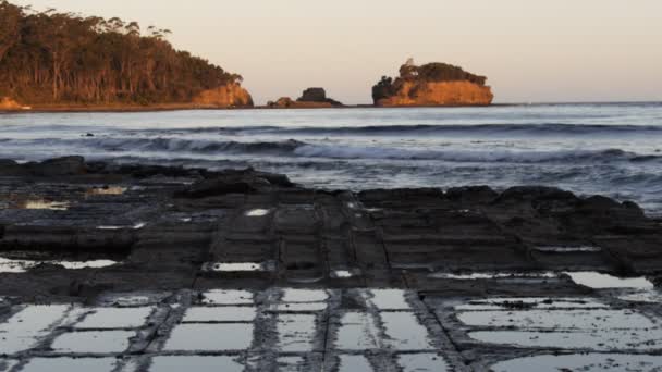 Sun sets on the tessellated pavement — Stock Video