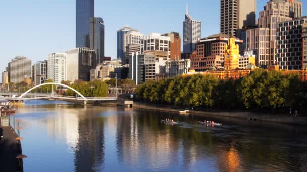 Río Yarra y el horizonte de la ciudad en Melbourne — Vídeos de Stock