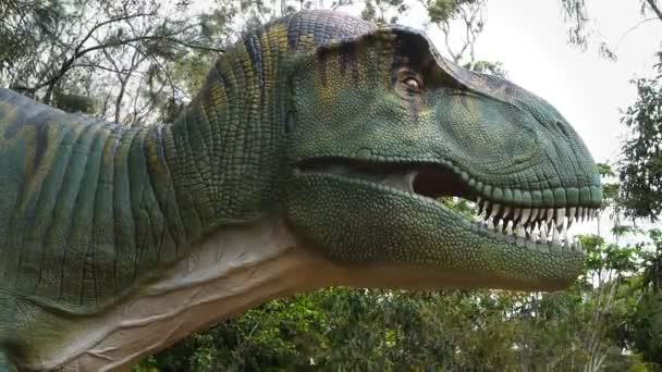Модель тираннозавра Рекса открывает рот — стоковое видео