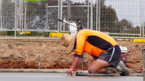 Dělník omítky nalil betonovou deskou — Stock video