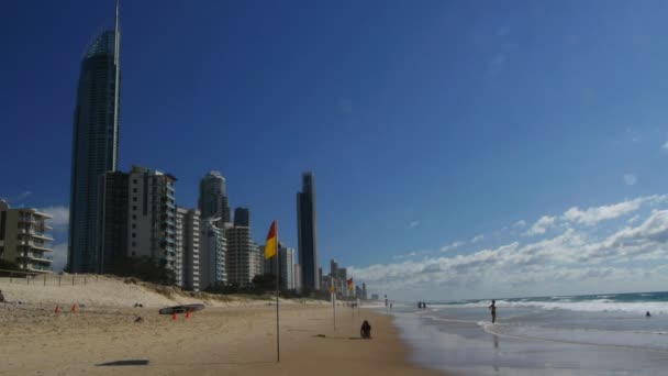 Surfistas paraíso playa principal — Vídeo de stock