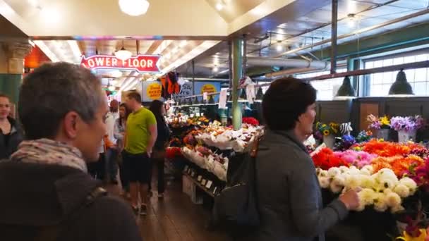 Flower sellers at pike place market — Stock Video