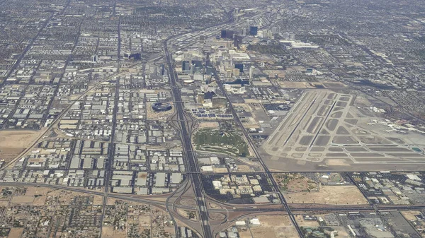 ラスベガスの空港とストリップの空中ビュー — ストック写真