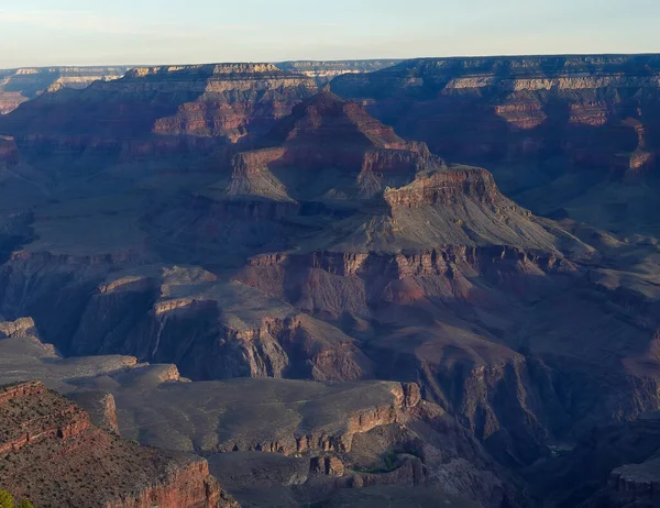Arizona 'daki Grand Canyon Ulusal Parkı' nın güney ucundaki Mather Point 'ten Büyük Kanyon' un gündoğumu manzarası.