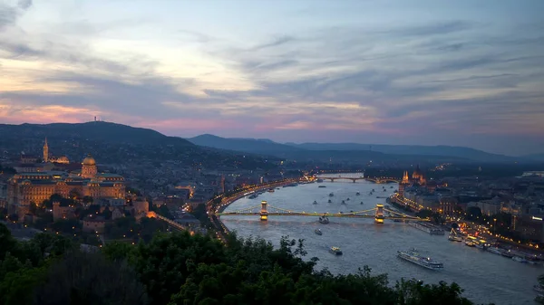 Medium hoek zonsondergang schot van kettingbrug en het parlement in budthe van citadella — Stockfoto