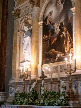 BUDAPEST, HUNGARY - MAYIS, 26, 2019: Aziz Stephen 'in resmedilmiş resmi Budapeşte Basilikası' nda Bakire Meryem 'e tacını sunuyor.