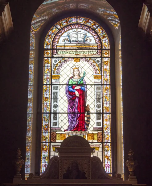 BUDAPEST, HONGARIJE - MEI, 26, 2019: een glas-in-loodraam met afbeelding van Sint Catharina in Sint-Stefanusbasiliek in de begroting — Stockfoto