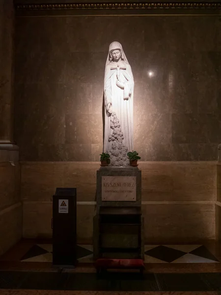 BUDAPEST, MAĎARSKO-26. KVĚTEN 2019: socha sv. Terezie v bazilice sv. Štěpána — Stock fotografie