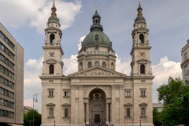 Budapeşte 'deki St. Stephens' ın girişine doğru bakıyorum.