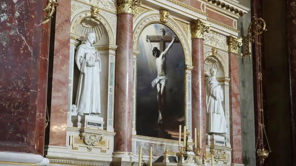 BUDAPEST, UNGHERIA-MAGGIO, 26, 2019: un dipinto della crocifissione a st stephens basilica di budapest — Foto Stock