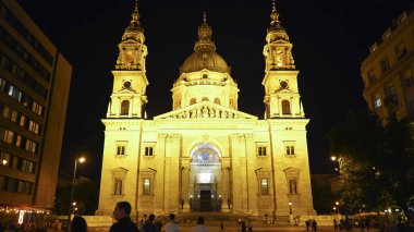 BUDAPEST, HUNGARY - MAYIS, 26, 2019: Budapeşte 'deki St. Stephens Bazilikası' nın gece manzarası