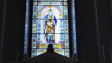 BUDAPEST, HUNGARY - MAYIS, 26, 2019: Budapeşte 'deki St. Stephens' da bir vitraylı pencere
