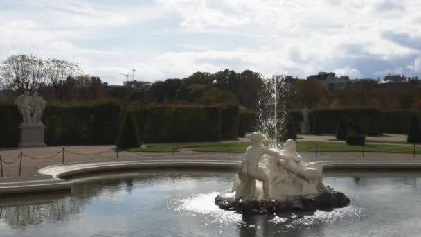 WIEN, ÖSTERREICH-OKTOBER, 9. Oktober 2017: ein in Zeitlupe gedrehter Clip von Wasser, das aus einem Brunnen am Belvedere in Wien fällt und spritzt — Stockvideo