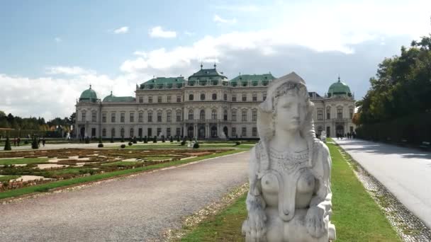 VIENNA, AUSTRIA-OCTOBER, 9, 2017: a statue at upper belvedere palace in vienna — Stock Video
