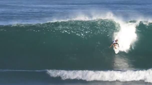 4K 60p Clip einer Oberhandrohrfahrt an der Backdoor Pipeline in Hawaii — Stockvideo