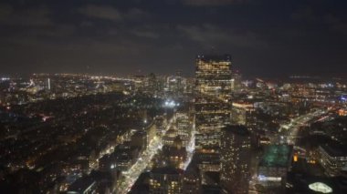 Boston 'daki hava yürüyüşünün gözlem güvertesinden Boston' un finans bölgesinin bir gece çekimi.