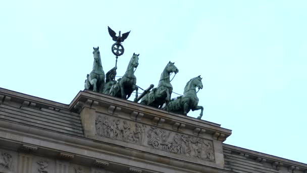 Közeli oldalon a Brandenburg gatess quadriga Berlinben — Stock videók