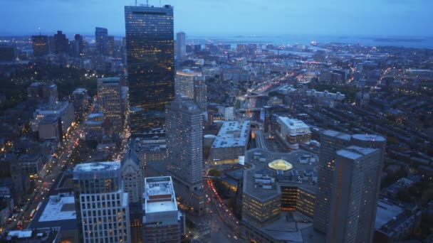 ボストンのスカイウォーク展望台からボストンの金融街の夕景が見えます — ストック動画