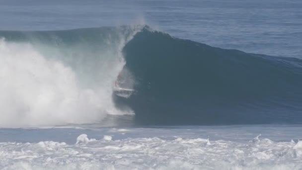 HALEIWA, UNITED STATES OF AMERICA - DECEMBER, 7, 2017: tembakan lambat seorang peselancar tercatat dari belakang puncak di jalur pipa belakang di pulau oahu — Stok Video