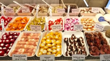 Viyana 'da Naschtmarkt' ta peynirli çeşitli yiyecekler içeren bir şarküteri vitrini kapat.