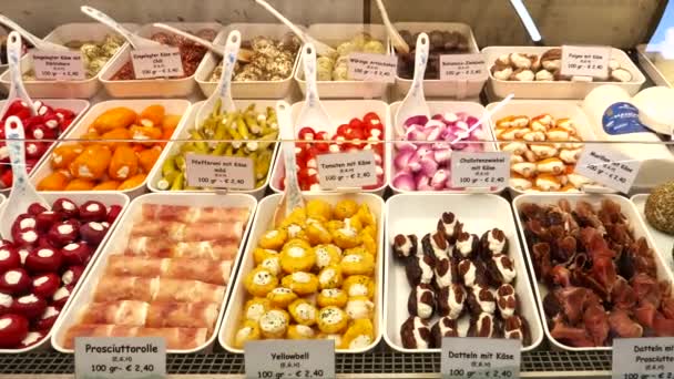 Près d'une épicerie fine vitrine avec une variété d'aliments au fromage au naschtmarkt à Vienne — Video