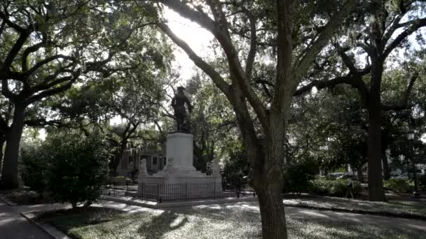 Widok z tyłu z James oglethorpe statua na placu Chippewa w Savannah — Wideo stockowe