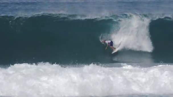 HALEIWA, ESTADOS UNIDOS DA AMÉRICA - DEZEMBRO, 7, 2017: surfista encerramento cano hawaii — Vídeo de Stock