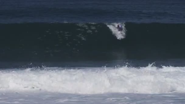 HALEIWA, FÖRENADE STATER AV AMERIKA - DECEMBER, 7, 2017: 4K 60p klämma av kelly slater i ett rör rida på bakdörren pipeline på ön Oahu i hawaii — Stockvideo