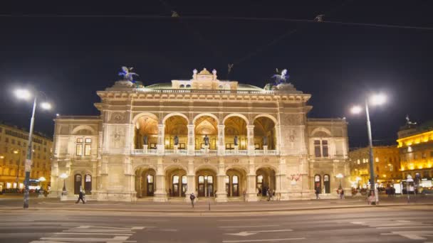 WIEN, ÖSTERREICH-OKTOBER, 8. Oktober 2017: Weitwinkel-Nachtaufnahme der Wiener Staatsoper — Stockvideo