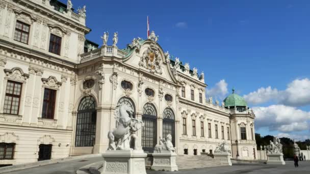 VIENNA, AUSTRIA-OCTOBER, 9, 2017: close up shot of the southern side of belvedere palace vienna — Stock Video
