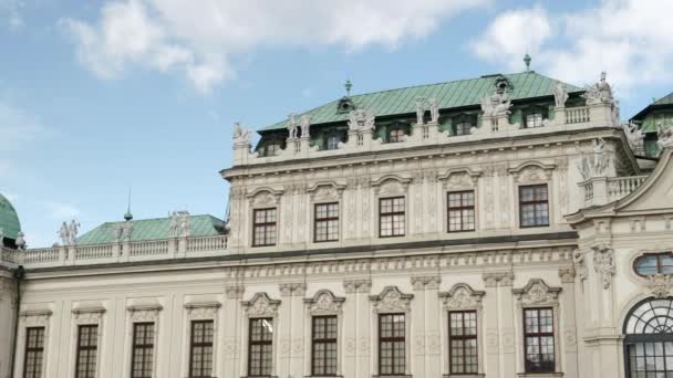 VIENNA, AUSTRIA-OCTOBER, 9, 2017：close up pan of belvedere palace in vienna — 图库视频影像