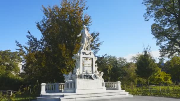 VIENNE, AUTRICHE-OCTOBRE, 9 octobre 2017 : prise de vue matinale vers la statue de Mozart à Vienne — Video
