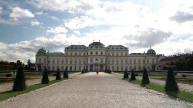 Viyana, AUSTRIA-OCTOBER, 9, 2017: Viyana 'daki Belvedere Sarayı' nın kuzey tarafına doğru yürüme