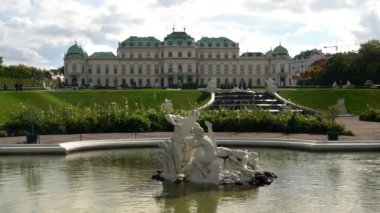 VIENNA, AUSTRIA-OCTOBER, 9, 2017: Üst Belvedere Sarayı ve Viyana 'da bir çeşme