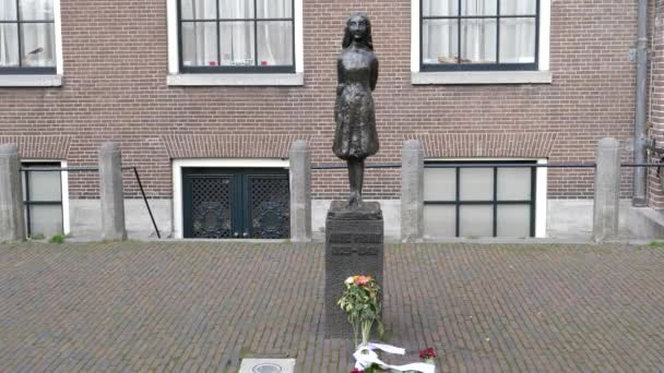 AMSTERDÃO, PAÍSES BAIXOS-OUTUBRO, 12 de outubro de 2017: Estátua de anne Frank em Amsterdam — Vídeo de Stock