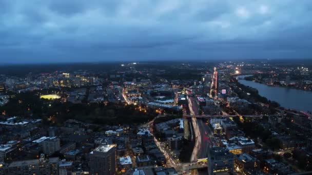 Boston belvárosának éjszakai járása a Fenway park irányába a bostoni tetőtéri kilátó fedélzetéről — Stock videók