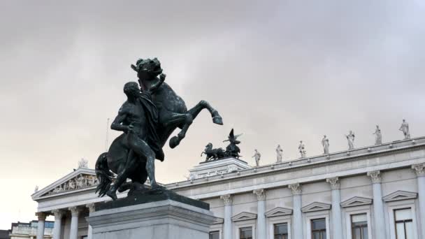 VIENNA, OOSTENRIJK-OKTOBER, 9, 2017: paardentamboerstandbeeld buiten het parlementsgebouw in vienna — Stockvideo