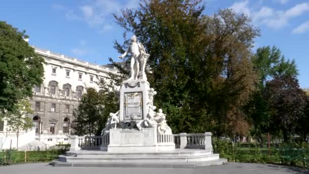 VIENNA, OOSTENRIJK-OKTOBER, 9, 2017: een ochtendopname van het mozartbeeld in vienna — Stockvideo