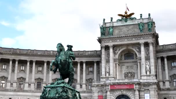 VIENNA, RAKOUSKO-říjen, 9, 2017: nízkoúhlý záběr na princovu eugenovou památku a hofburský císařský palác ve Vídni — Stock video
