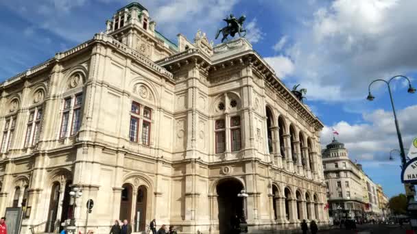 VIENNA, AUSTRIA-OCTOBER, 2017 년 9 월 9 일 : oblique view of the state Opera house in vienna — 비디오