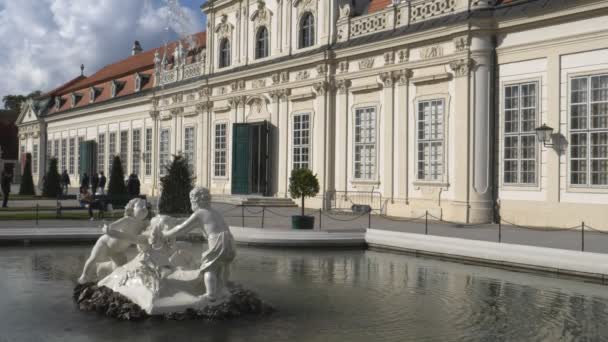 WIEDEŃ, AUSTRIA, PAŹDZIERNIK, 9, 2017 180p slow motion shot fontanny wodnej w pałacu Belvedere w Wiedniu — Wideo stockowe