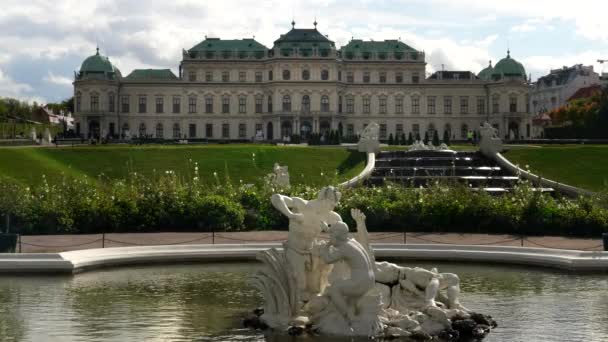 VIENNA, ÖSTERRIKE, OKTOBER, 9, 2017 närbild av en fontän med övre belvedere palats i fjärran på vienna — Stockvideo